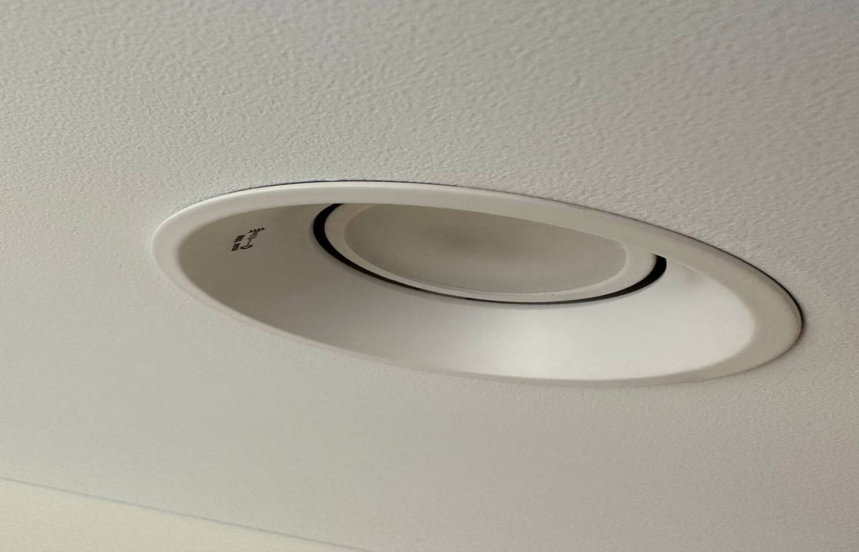 Šviestuvas su vidiniu lipduku - Įtempiamos lubos